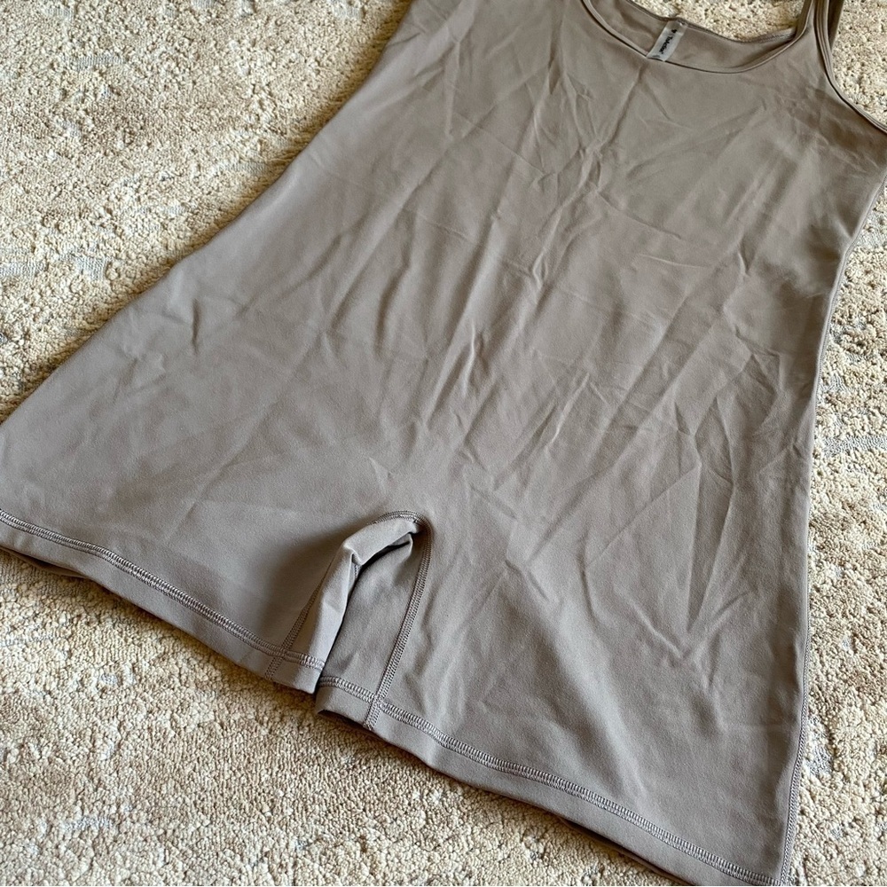 TNA Action Aritzia Workout Onesie Bodysuit Jumpsuit Singlet Romper: X Large - Picture 2 of 9